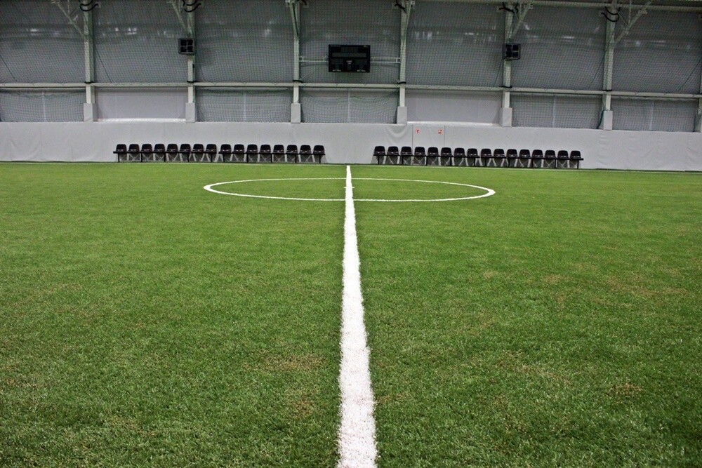 Kompleks sportowy Football-on przy ul. Czarnoleśnej kilka dni temu został oficjalnie otwarty. Centrum mieści m.in. trzy całoroczne hale piłkarskie 24 m x 44 m, salę do treningu funkcjonalnego.