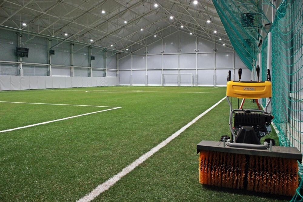 Kompleks sportowy Football-on przy ul. Czarnoleśnej kilka dni temu został oficjalnie otwarty. Centrum mieści m.in. trzy całoroczne hale piłkarskie 24 m x 44 m, salę do treningu funkcjonalnego.