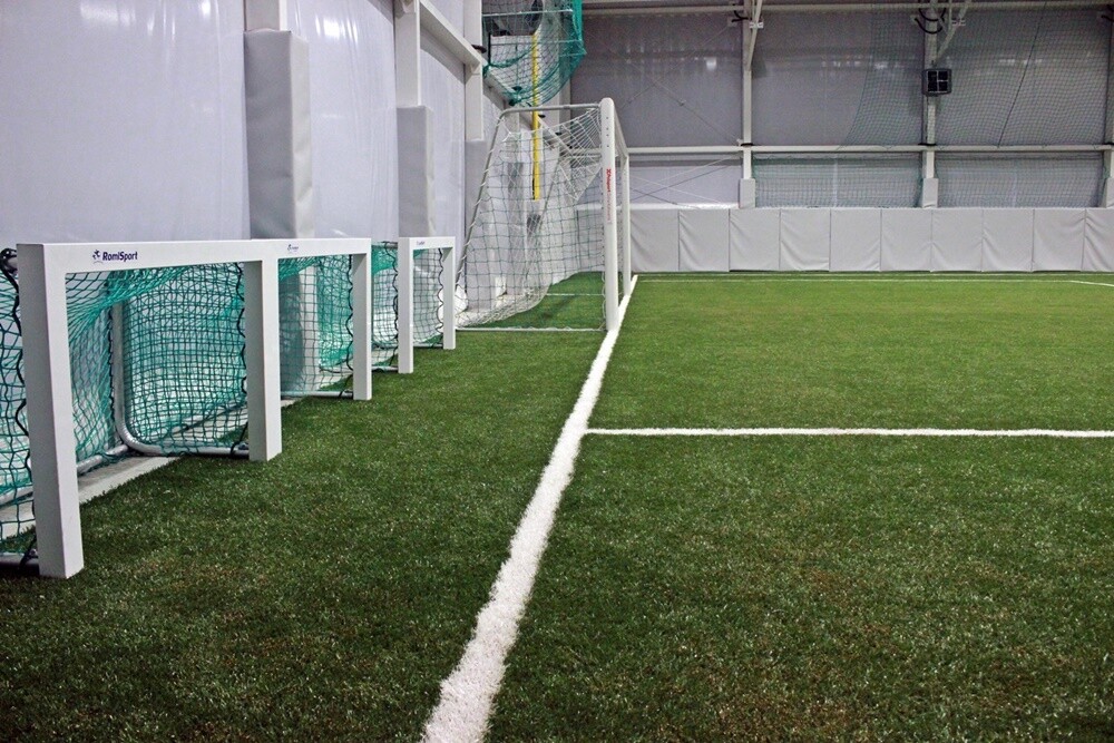 Kompleks sportowy Football-on przy ul. Czarnoleśnej kilka dni temu został oficjalnie otwarty. Centrum mieści m.in. trzy całoroczne hale piłkarskie 24 m x 44 m, salę do treningu funkcjonalnego.