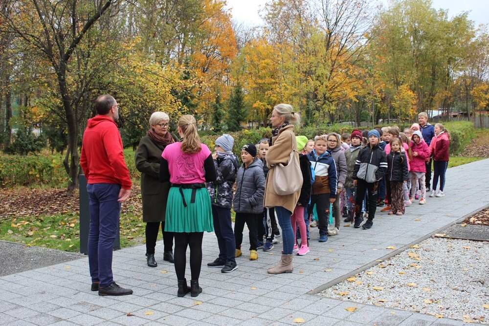 „Barwy jesieni na Trakcie Rudzkim” to akcja edukacyjna, która w ostatnią środę odbyła się na placu przy ogrodzie sensorycznym w zrewitalizowanym parku przy ul. Hallera w Rudzie Śląskiej.

fot. UM Ruda Śląska