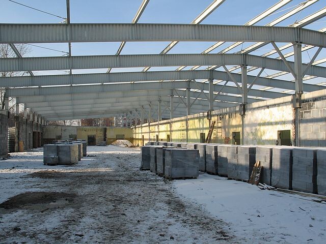 Budowa, stan na styczeń 2007 – wnętrze hali produkcyjno-magazynowej Autor: Marcin Kończak &copy; Rudzki Inkubator Przedsiębiorczości