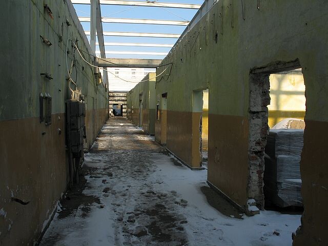 Budowa, stan na styczeń 2007 – korytarze w hali produkcyjno-magazynowej Autor: Marcin Kończak &copy; Rudzki Inkubator Przedsiębiorczości