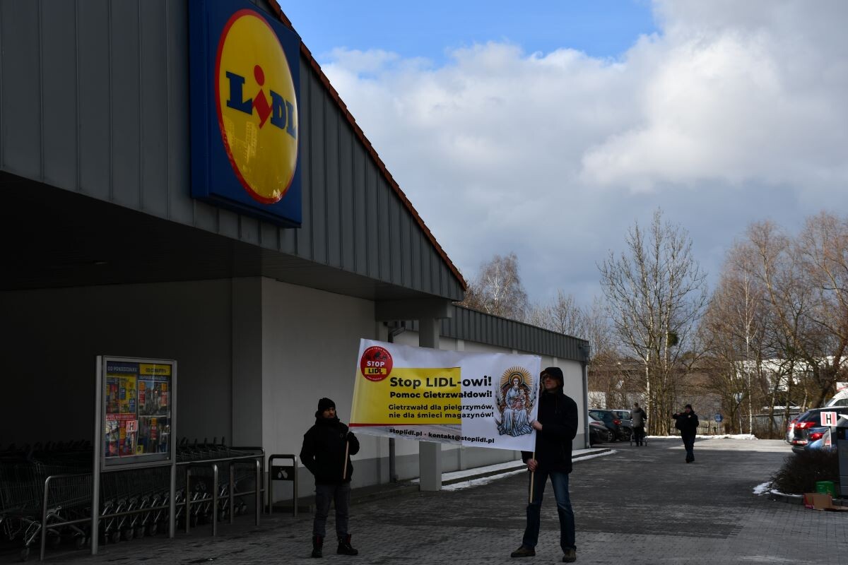 Przed świętochłowickimi sklepami Lidl zorganizowano pikiety, sprzeciwiające się budowie Centrum Dystrybucyjnego Lidl w Gietrzwałdzie