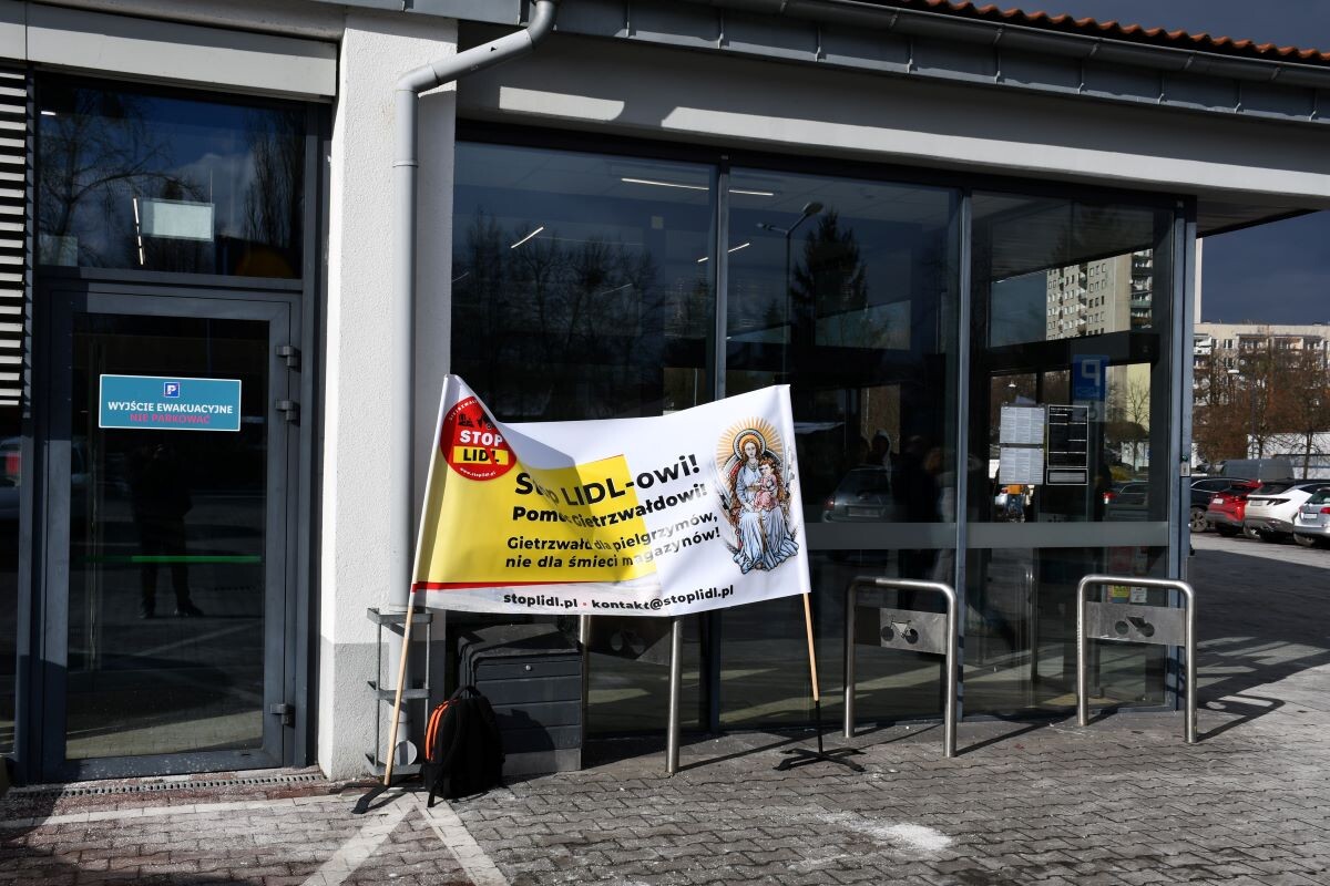 Przed świętochłowickimi sklepami Lidl zorganizowano pikiety, sprzeciwiające się budowie Centrum Dystrybucyjnego Lidl w Gietrzwałdzie