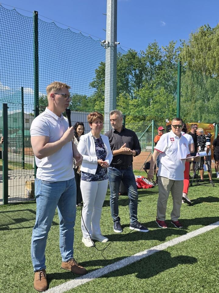 Świętochłowicki OSIR "Skałka" stał się miejscem kolejnej odsłony kampanii "Dziewczyny. Drużyna nie tylko na boisku", mającej na celu promowanie piłki nożnej wśród młodych dziewcząt. / fot. FB Daniel Beger