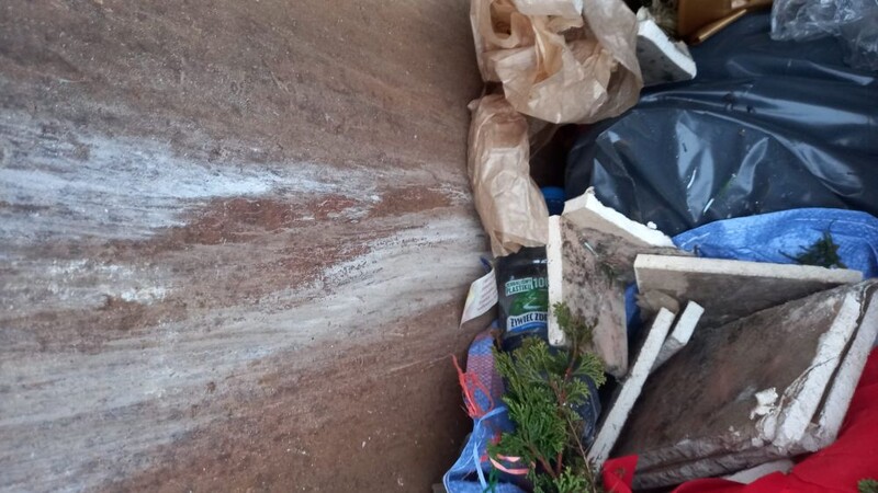 Gabaryty i śmieci z prywatnych posesji w kontenerze na cmentarzu. Proboszcz prosi o pomoc