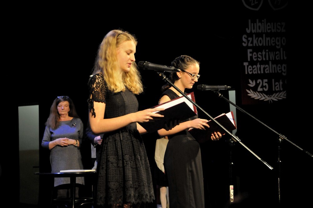 W Miejskim Centrum Kultury im. Henryka Bisty odbyła się dzisiaj gala jubileuszowego, 25. Szkolnego Festiwalu Teatralnego, organizowanego już od ćwierćwiecza w Szkole Podstawowej nr 22 w Rudzie Śląskiej.