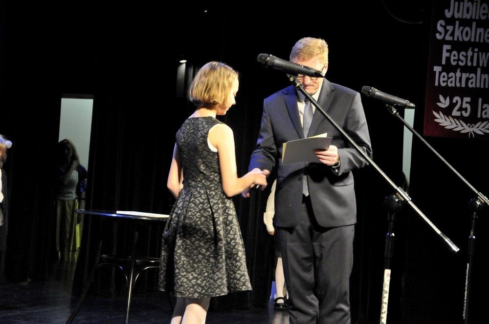 W Miejskim Centrum Kultury im. Henryka Bisty odbyła się dzisiaj gala jubileuszowego, 25. Szkolnego Festiwalu Teatralnego, organizowanego już od ćwierćwiecza w Szkole Podstawowej nr 22 w Rudzie Śląskiej.