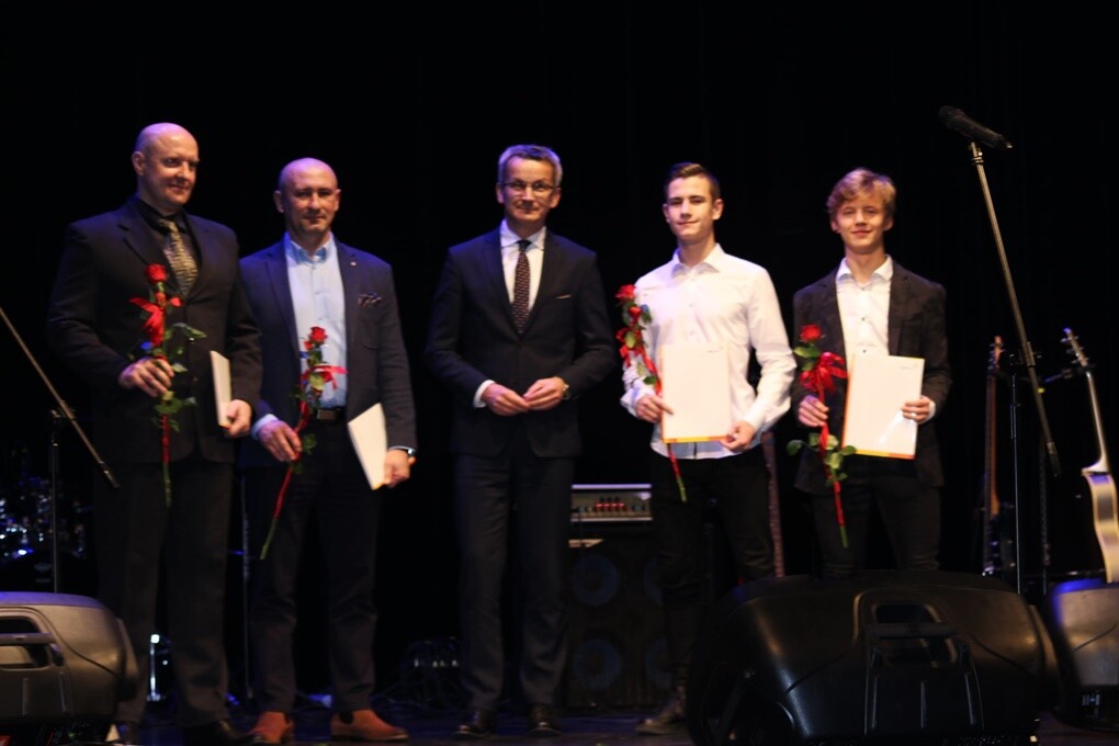 Wczoraj w Miejskim Centrum Kultury im. Henryka Bisty, ponad 60 sportowców oraz kilkunastu trenerów z Rudy Śląskiej otrzymało nagrody Prezydenta Miasta za osiągnięcia i wyniki uzyskane w 2019 roku. 