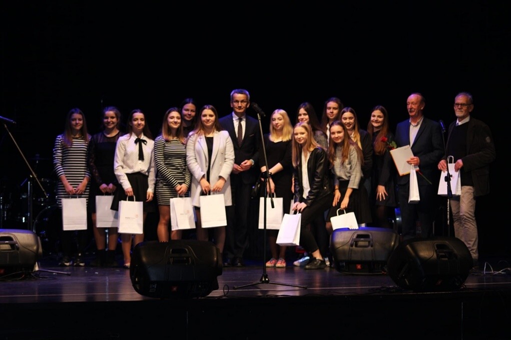 Wczoraj w Miejskim Centrum Kultury im. Henryka Bisty, ponad 60 sportowców oraz kilkunastu trenerów z Rudy Śląskiej otrzymało nagrody Prezydenta Miasta za osiągnięcia i wyniki uzyskane w 2019 roku. 