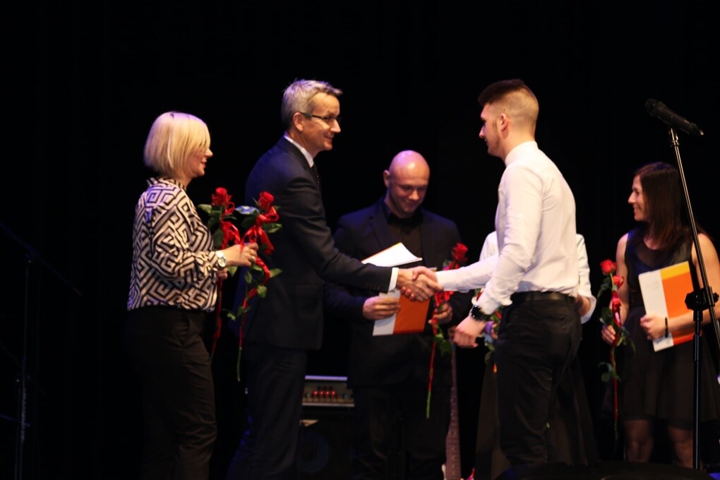 Wczoraj w Miejskim Centrum Kultury im. Henryka Bisty, ponad 60 sportowców oraz kilkunastu trenerów z Rudy Śląskiej otrzymało nagrody Prezydenta Miasta za osiągnięcia i wyniki uzyskane w 2019 roku. 