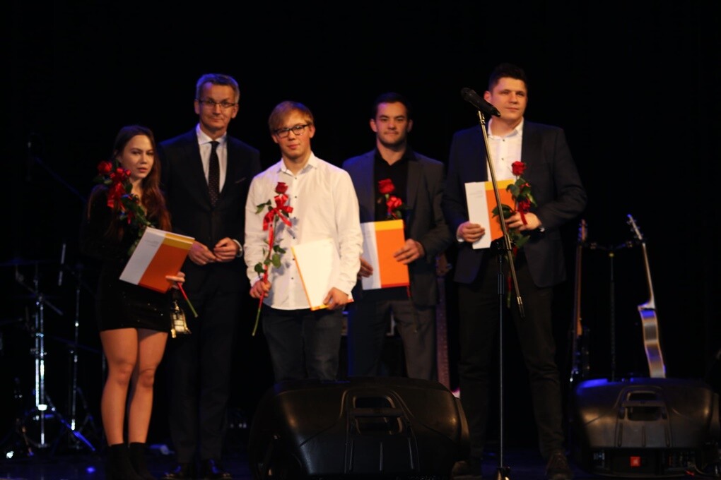 Wczoraj w Miejskim Centrum Kultury im. Henryka Bisty, ponad 60 sportowców oraz kilkunastu trenerów z Rudy Śląskiej otrzymało nagrody Prezydenta Miasta za osiągnięcia i wyniki uzyskane w 2019 roku. 