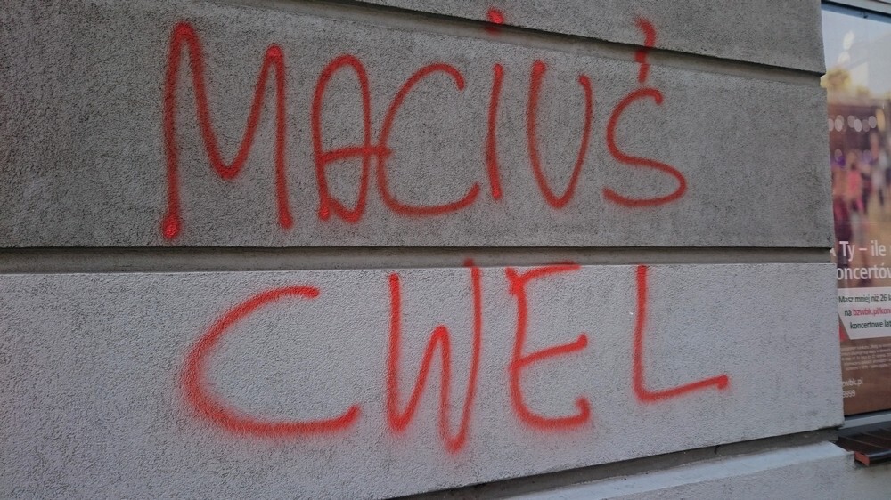 Popisane i zniszczone farbą mury i elewacje - żadne miasto nie jest od tego wolne, nie ma też stuprocentowo skutecznego sposobu na zwalczanie takiego wandalizmu.