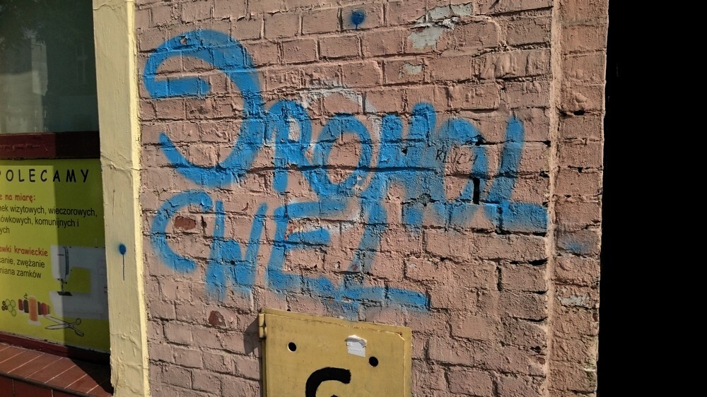 Popisane i zniszczone farbą mury i elewacje - żadne miasto nie jest od tego wolne, nie ma też stuprocentowo skutecznego sposobu na zwalczanie takiego wandalizmu.