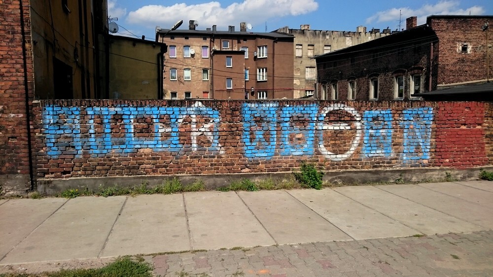 Popisane i zniszczone farbą mury i elewacje - żadne miasto nie jest od tego wolne, nie ma też stuprocentowo skutecznego sposobu na zwalczanie takiego wandalizmu.