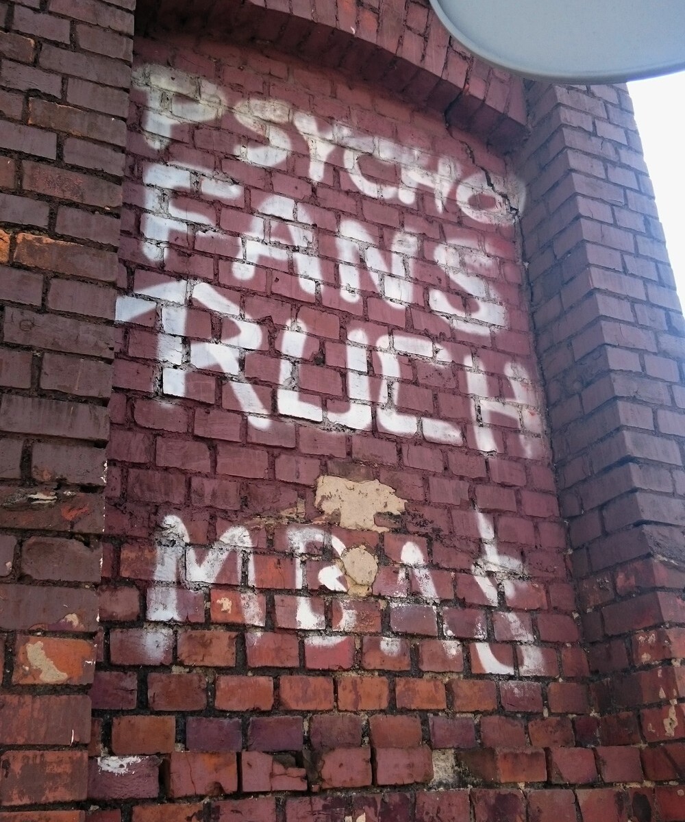 Popisane i zniszczone farbą mury i elewacje - żadne miasto nie jest od tego wolne, nie ma też stuprocentowo skutecznego sposobu na zwalczanie takiego wandalizmu.