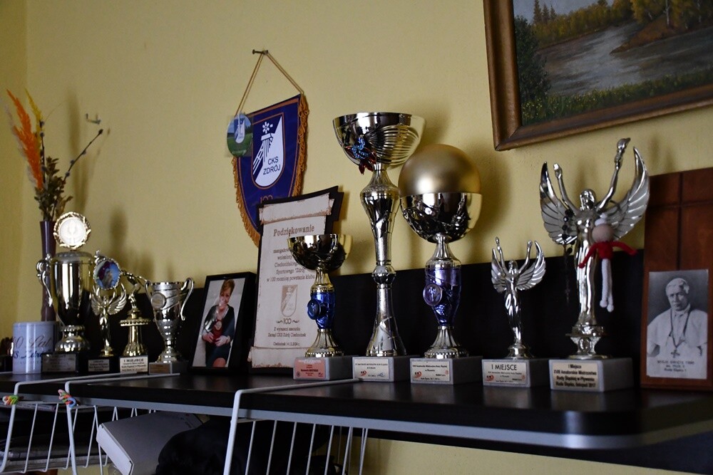 Pani Genowefa Drużyńska to postać niezwykła, której pasja do pływania nie zna granic – mimo że ma 74 lata, wciąż bierze udział w zawodach pływackich, osiągając znaczące wyniki.