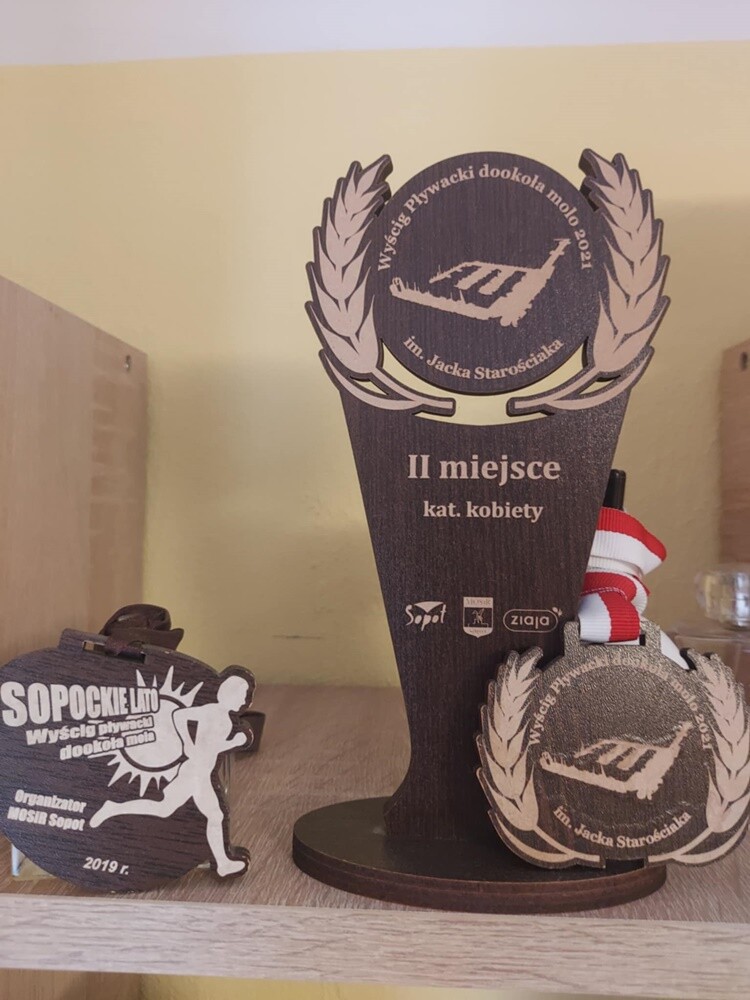 Pani Genowefa Drużyńska to postać niezwykła, której pasja do pływania nie zna granic – mimo że ma 74 lata, wciąż bierze udział w zawodach pływackich, osiągając znaczące wyniki.