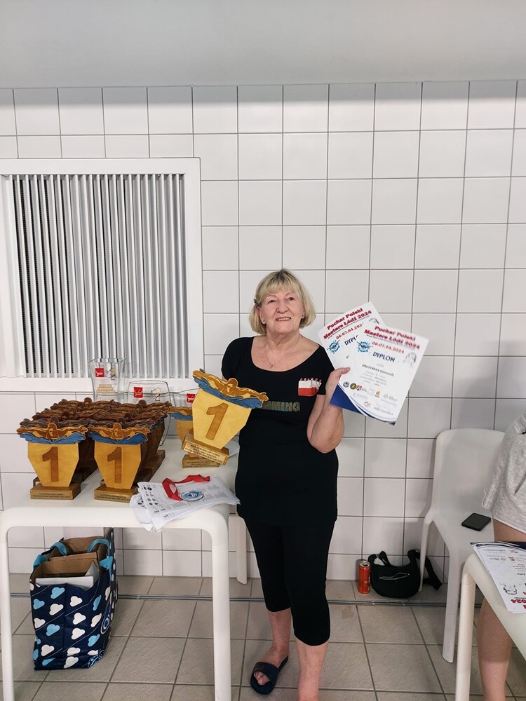 Pani Genowefa Drużyńska to postać niezwykła, której pasja do pływania nie zna granic – mimo że ma 74 lata, wciąż bierze udział w zawodach pływackich, osiągając znaczące wyniki.