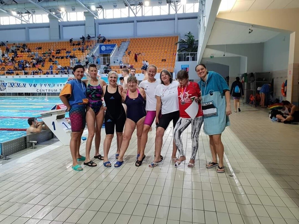 Pani Genowefa Drużyńska to postać niezwykła, której pasja do pływania nie zna granic – mimo że ma 74 lata, wciąż bierze udział w zawodach pływackich, osiągając znaczące wyniki.