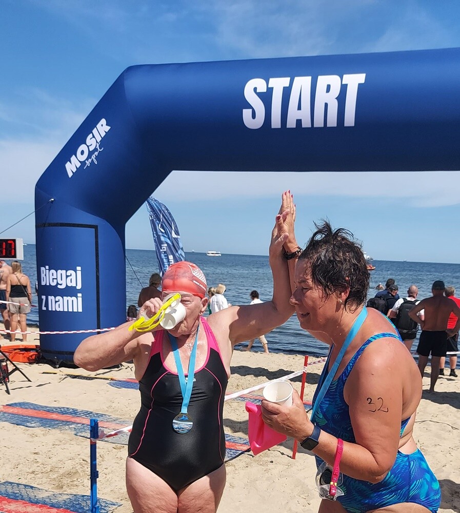 Pani Genowefa Drużyńska to postać niezwykła, której pasja do pływania nie zna granic – mimo że ma 74 lata, wciąż bierze udział w zawodach pływackich, osiągając znaczące wyniki.