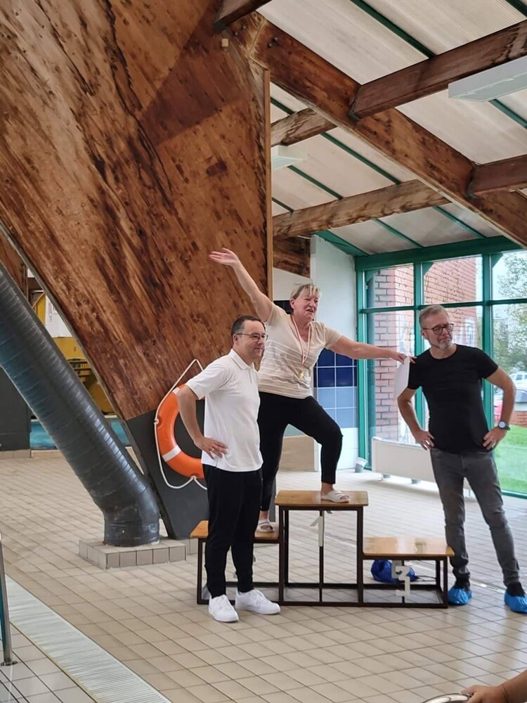 Pani Genowefa Drużyńska to postać niezwykła, której pasja do pływania nie zna granic – mimo że ma 74 lata, wciąż bierze udział w zawodach pływackich, osiągając znaczące wyniki.