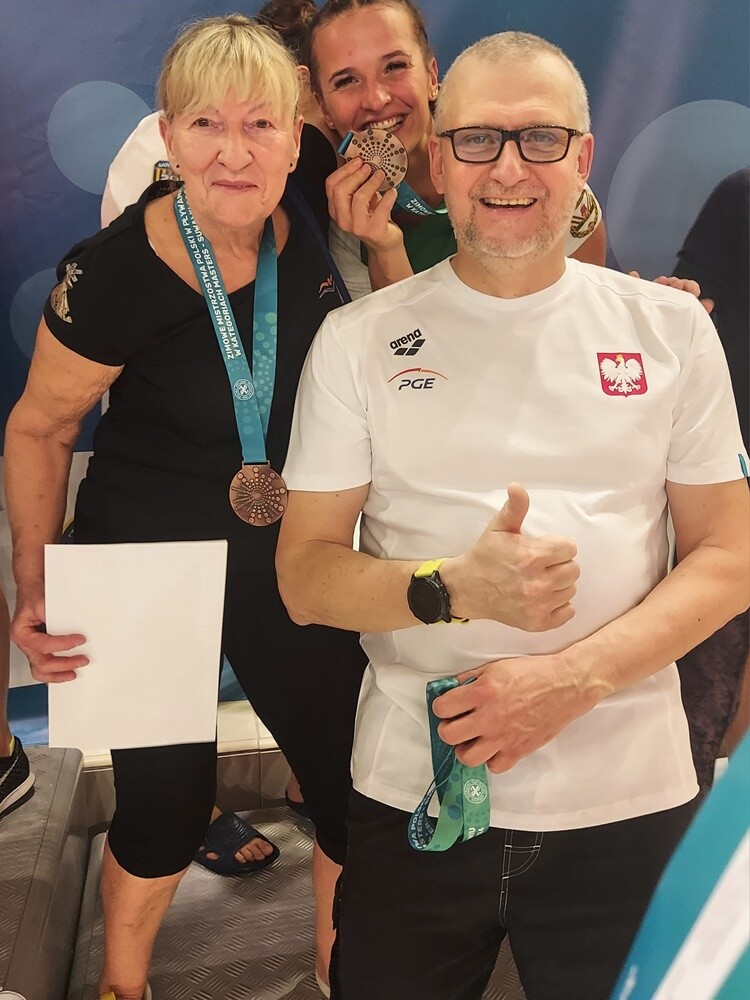 Pani Genowefa Drużyńska to postać niezwykła, której pasja do pływania nie zna granic – mimo że ma 74 lata, wciąż bierze udział w zawodach pływackich, osiągając znaczące wyniki.