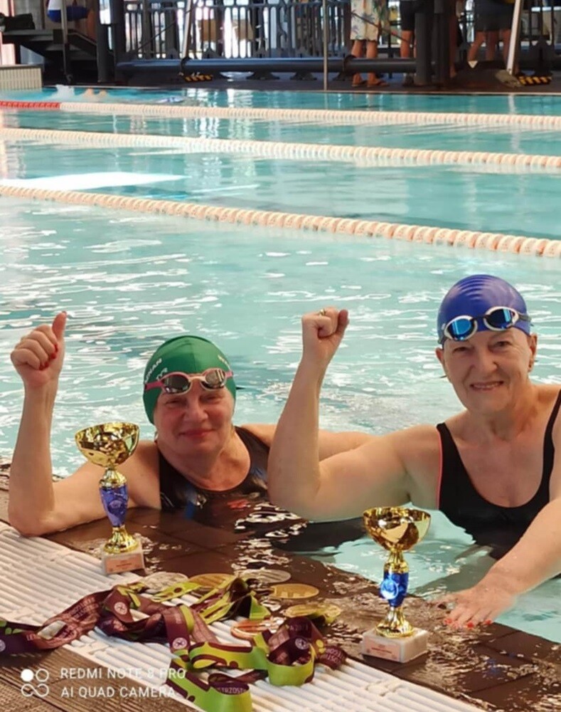 Pani Genowefa Drużyńska to postać niezwykła, której pasja do pływania nie zna granic – mimo że ma 74 lata, wciąż bierze udział w zawodach pływackich, osiągając znaczące wyniki.