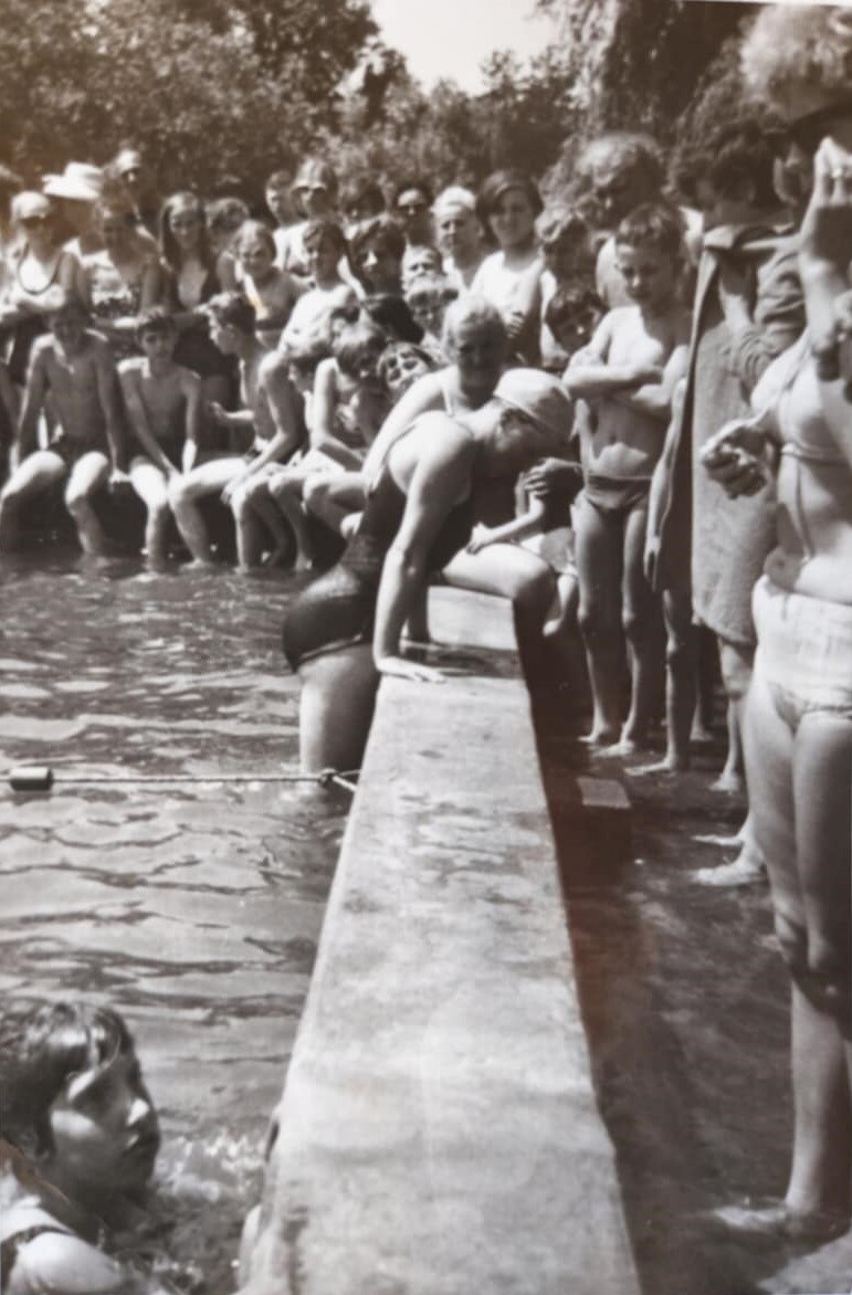 Pani Genowefa Drużyńska to postać niezwykła, której pasja do pływania nie zna granic – mimo że ma 74 lata, wciąż bierze udział w zawodach pływackich, osiągając znaczące wyniki.