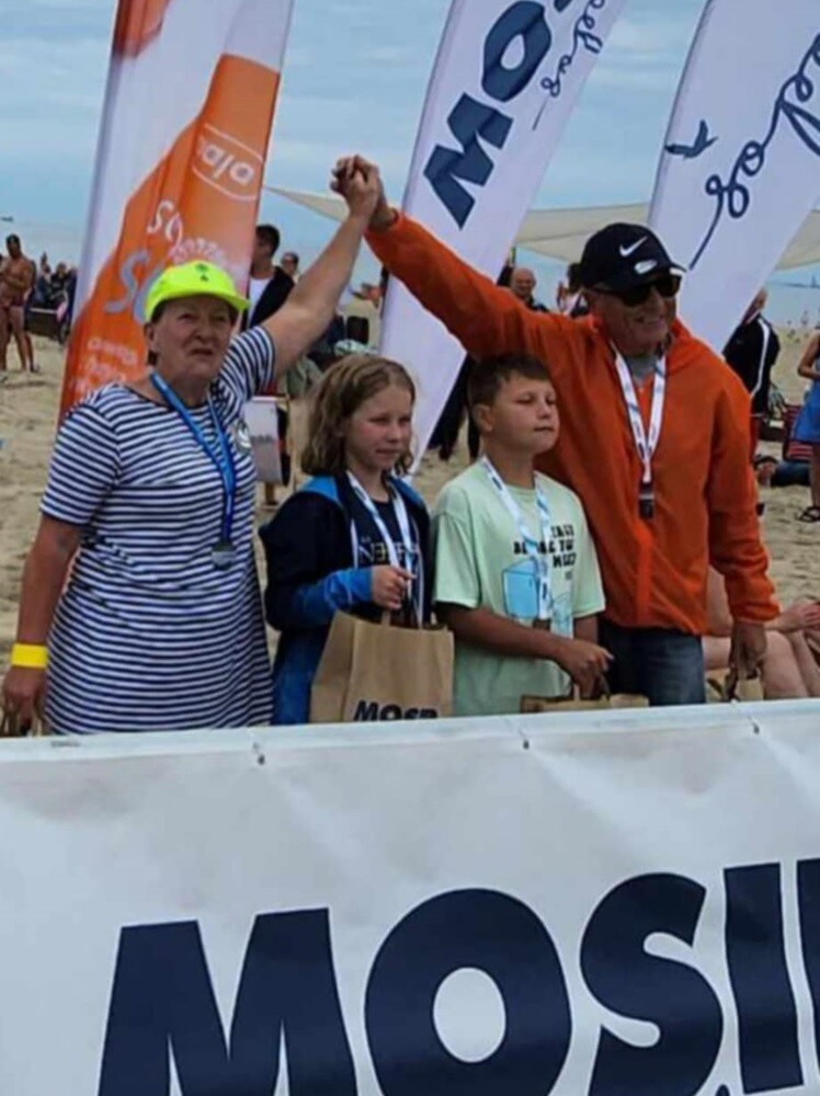 Pani Genowefa Drużyńska to postać niezwykła, której pasja do pływania nie zna granic – mimo że ma 74 lata, wciąż bierze udział w zawodach pływackich, osiągając znaczące wyniki.