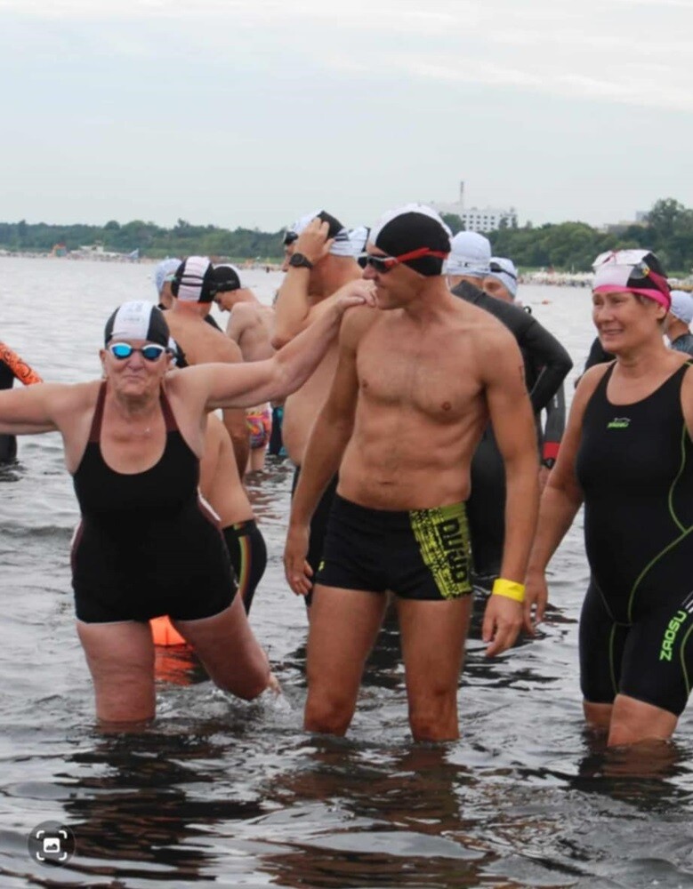Pani Genowefa Drużyńska to postać niezwykła, której pasja do pływania nie zna granic – mimo że ma 74 lata, wciąż bierze udział w zawodach pływackich, osiągając znaczące wyniki.