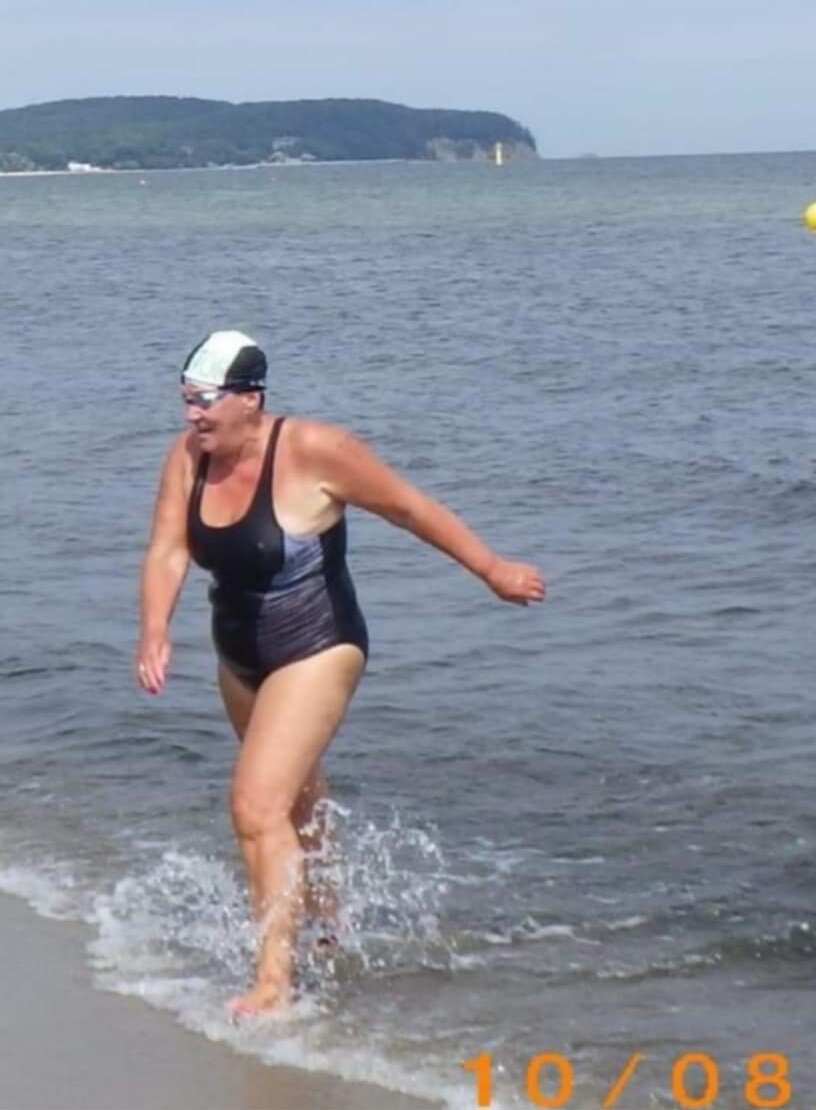 Pani Genowefa Drużyńska to postać niezwykła, której pasja do pływania nie zna granic – mimo że ma 74 lata, wciąż bierze udział w zawodach pływackich, osiągając znaczące wyniki.