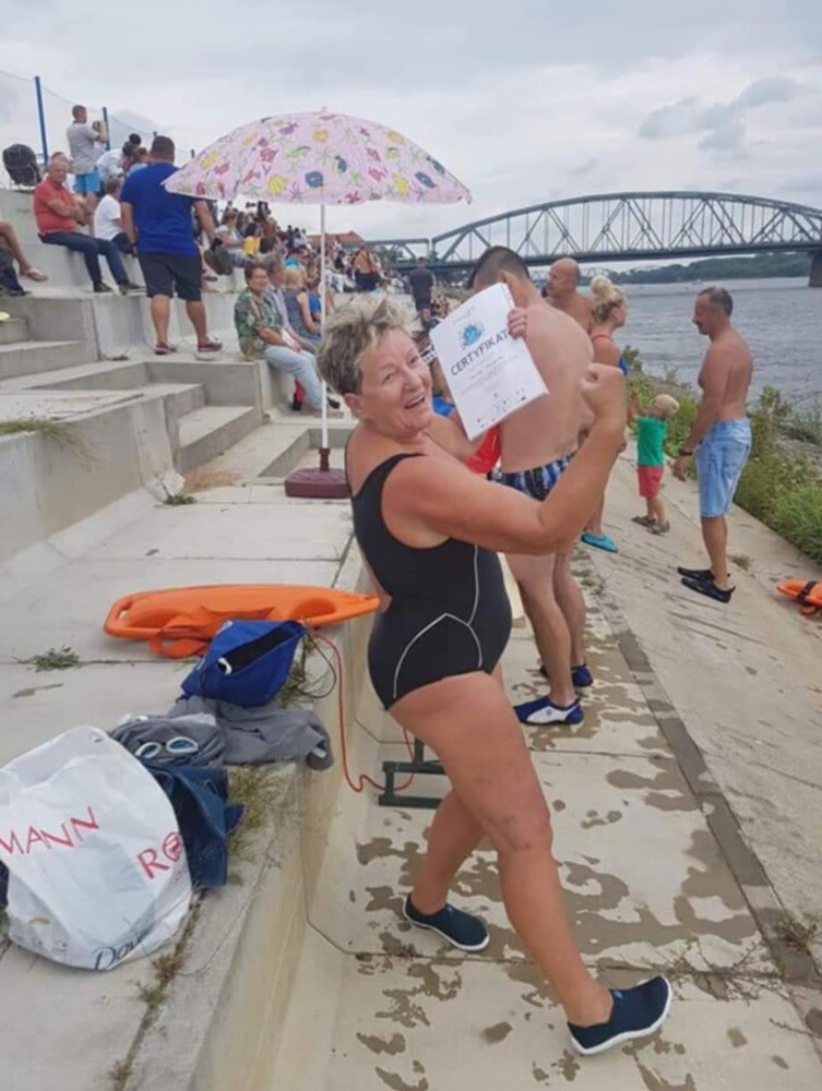 Pani Genowefa Drużyńska to postać niezwykła, której pasja do pływania nie zna granic – mimo że ma 74 lata, wciąż bierze udział w zawodach pływackich, osiągając znaczące wyniki.
