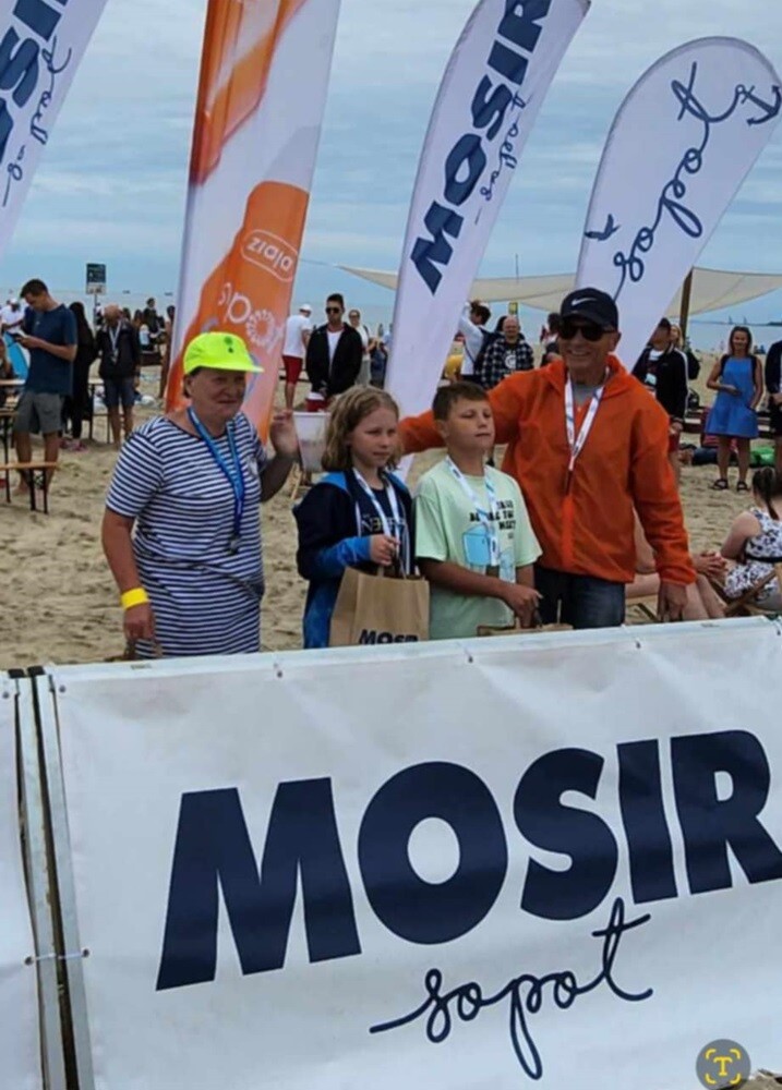 Pani Genowefa Drużyńska to postać niezwykła, której pasja do pływania nie zna granic – mimo że ma 74 lata, wciąż bierze udział w zawodach pływackich, osiągając znaczące wyniki.