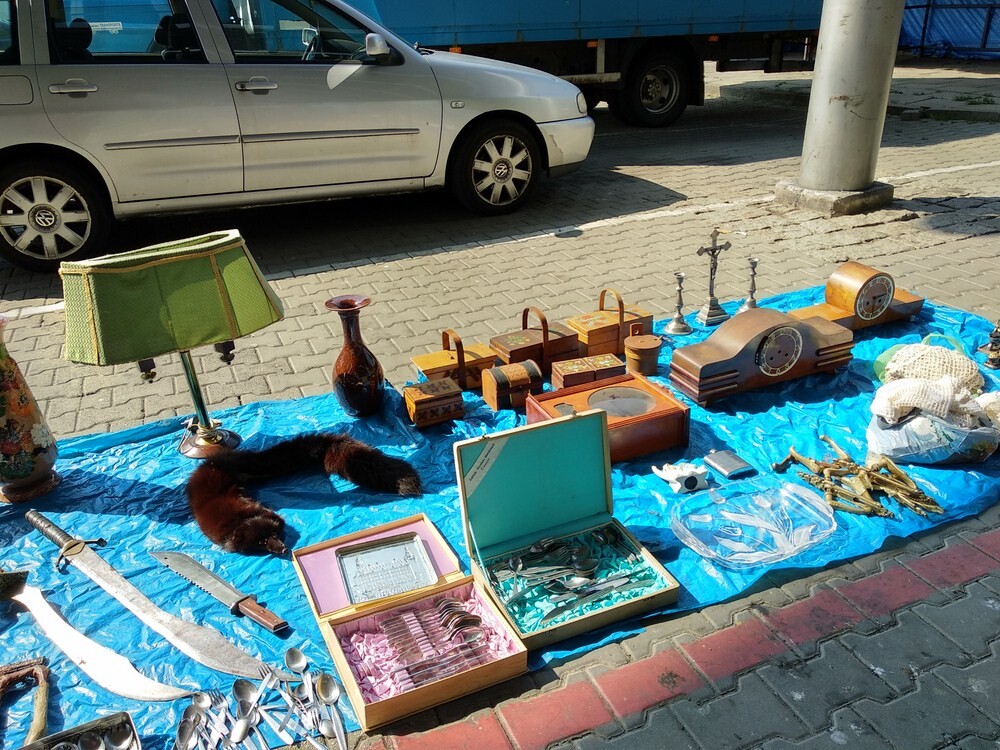 Po raz kolejny w trzecią sobotę miesiąca na targowisku w Wirku spotkali się pasjonaci staroci.