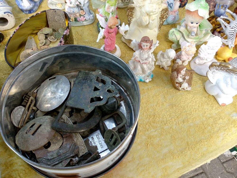 Po raz kolejny w trzecią sobotę miesiąca na targowisku w Wirku spotkali się pasjonaci staroci.