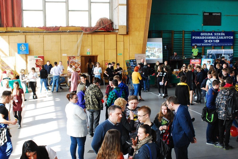 Młodzi ludzie odwiedzający giełdę chętnie dopytywali przedstawicieli szkół o szczegóły związane z praktykami zawodowymi oraz przedmiotami zawodowymi.