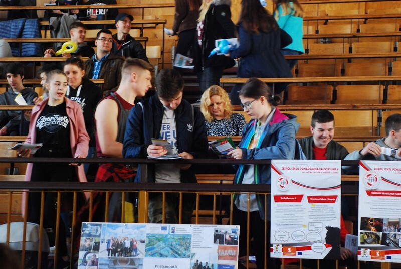 Około 2400 uczniów z Rudy Śląskiej niebawem wybierze dalszy kierunek To ponad dwa razy więcej osób niż w ubiegłym roku. Chodzi o uczniów z ostatniego rocznika gimnazjum oraz pierwszych absolwentów klas ósmych. Z myślą o nich zorganizowana została Giełda Szkół Ponadpodstawowych i Ponadgimnazjalnych.