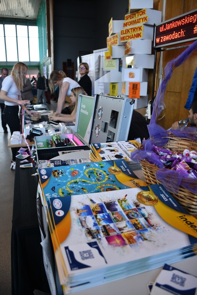 Tegoroczna Giełda Szkół Ponadpodstawowych w Rudzie Śląskiej przyciągnęła wielu absolwentów szkół podstawowych, którzy mają okazję zapoznać się z ofertami edukacyjnymi miasta. 

fot. Jacek Knapik
