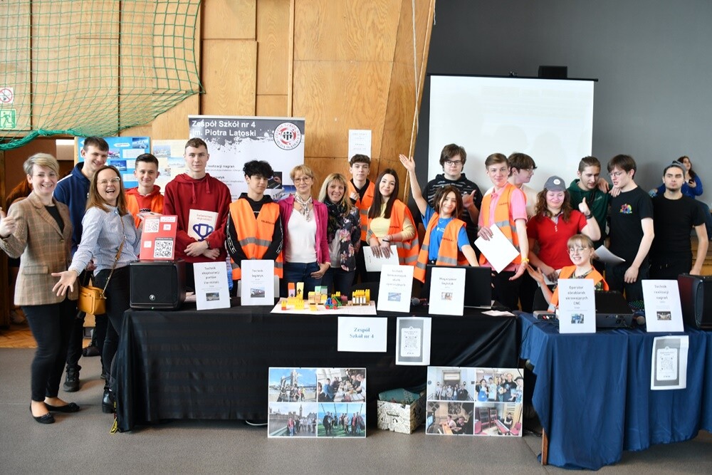 Tegoroczna Giełda Szkół Ponadpodstawowych w Rudzie Śląskiej przyciągnęła wielu absolwentów szkół podstawowych, którzy mają okazję zapoznać się z ofertami edukacyjnymi miasta. 

fot. Jacek Knapik