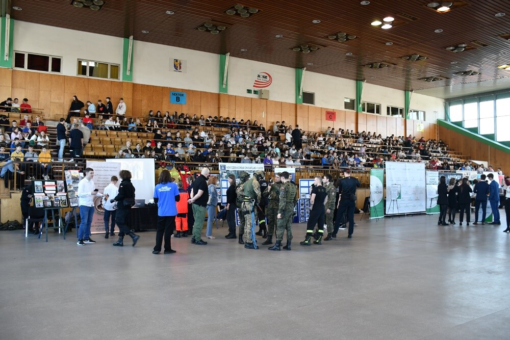 Tegoroczna Giełda Szkół Ponadpodstawowych w Rudzie Śląskiej przyciągnęła wielu absolwentów szkół podstawowych, którzy mają okazję zapoznać się z ofertami edukacyjnymi miasta. 

fot. Jacek Knapik