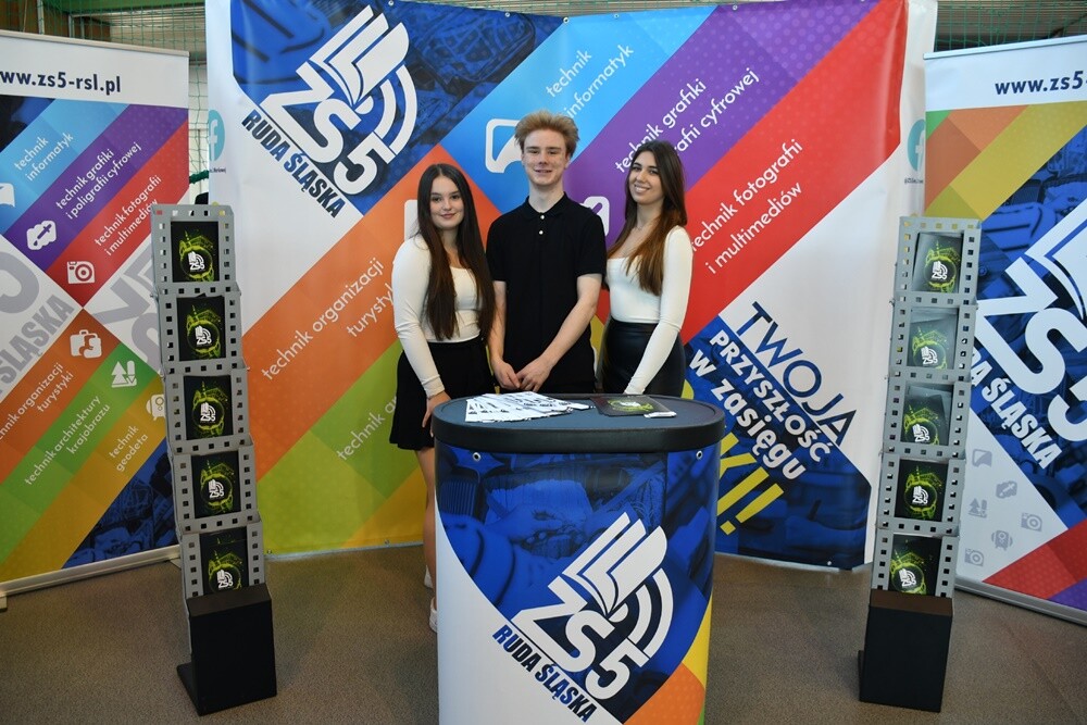 Tegoroczna Giełda Szkół Ponadpodstawowych w Rudzie Śląskiej przyciągnęła wielu absolwentów szkół podstawowych, którzy mają okazję zapoznać się z ofertami edukacyjnymi miasta. 

fot. Jacek Knapik