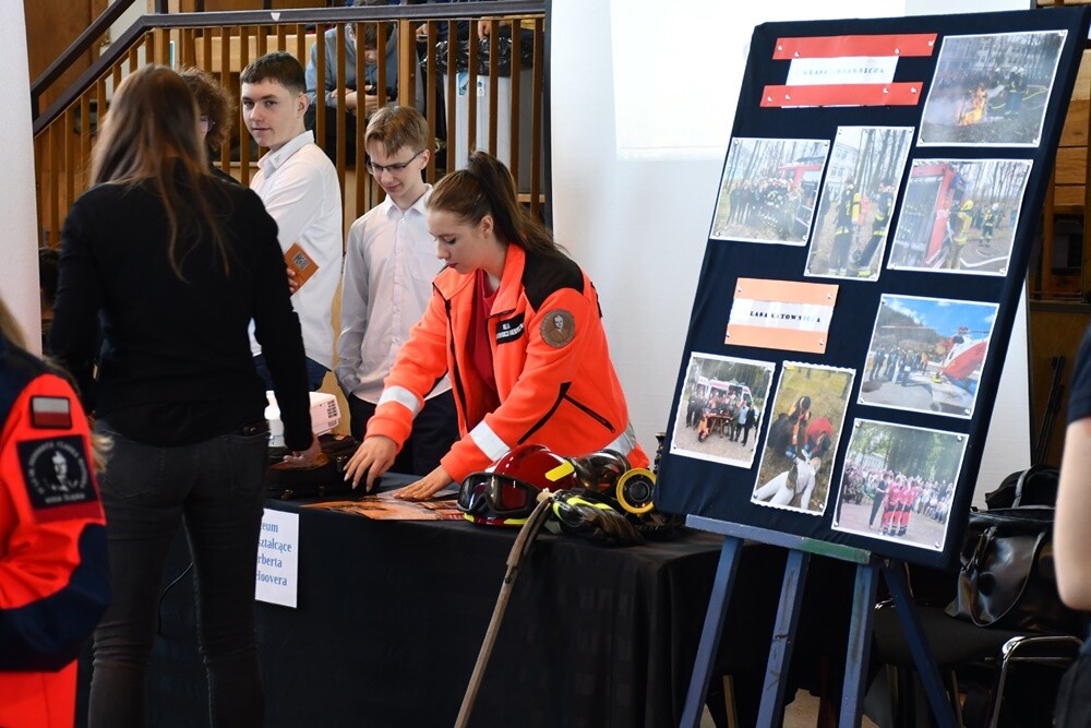 Tegoroczna Giełda Szkół Ponadpodstawowych w Rudzie Śląskiej przyciągnęła wielu absolwentów szkół podstawowych, którzy mają okazję zapoznać się z ofertami edukacyjnymi miasta. 

fot. Jacek Knapik