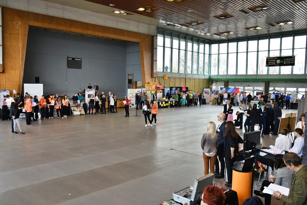 Tegoroczna Giełda Szkół Ponadpodstawowych w Rudzie Śląskiej przyciągnęła wielu absolwentów szkół podstawowych, którzy mają okazję zapoznać się z ofertami edukacyjnymi miasta. 

fot. Jacek Knapik
