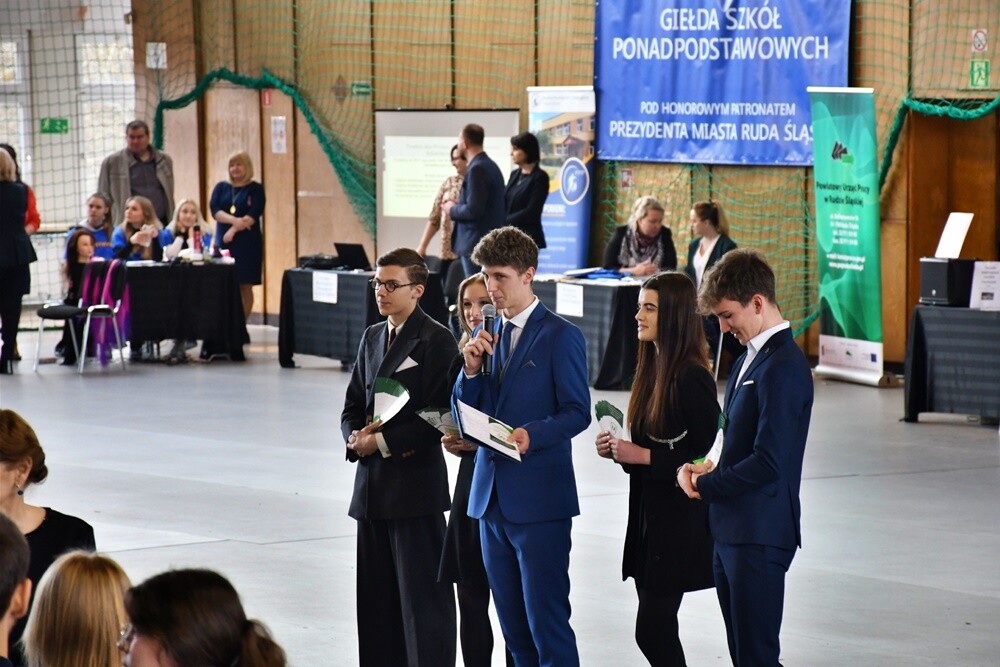 Tegoroczna Giełda Szkół Ponadpodstawowych w Rudzie Śląskiej przyciągnęła wielu absolwentów szkół podstawowych, którzy mają okazję zapoznać się z ofertami edukacyjnymi miasta. 

fot. Jacek Knapik