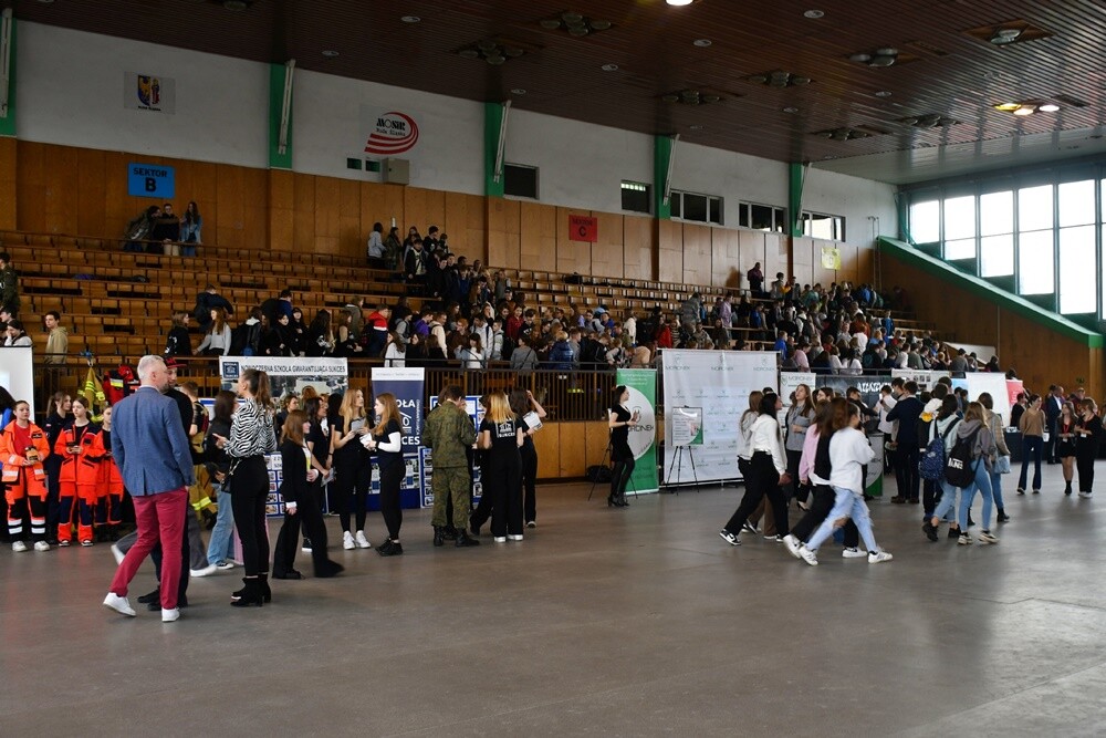 Tegoroczna Giełda Szkół Ponadpodstawowych w Rudzie Śląskiej przyciągnęła wielu absolwentów szkół podstawowych, którzy mają okazję zapoznać się z ofertami edukacyjnymi miasta. 

fot. Jacek Knapik