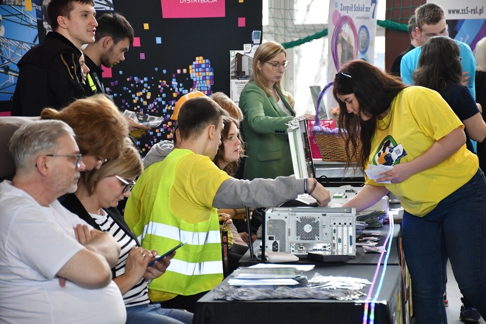 Tegoroczna Giełda Szkół Ponadpodstawowych w Rudzie Śląskiej przyciągnęła wielu absolwentów szkół podstawowych, którzy mają okazję zapoznać się z ofertami edukacyjnymi miasta. 

fot. Jacek Knapik