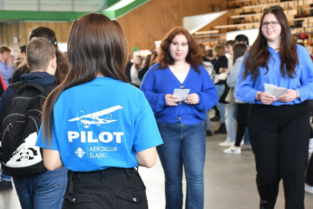 Tegoroczna Giełda Szkół Ponadpodstawowych w Rudzie Śląskiej przyciągnęła wielu absolwentów szkół podstawowych, którzy mają okazję zapoznać się z ofertami edukacyjnymi miasta. 

fot. Jacek Knapik