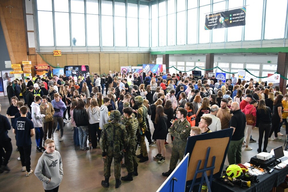 Tegoroczna Giełda Szkół Ponadpodstawowych w Rudzie Śląskiej przyciągnęła wielu absolwentów szkół podstawowych, którzy mają okazję zapoznać się z ofertami edukacyjnymi miasta. 

fot. Jacek Knapik