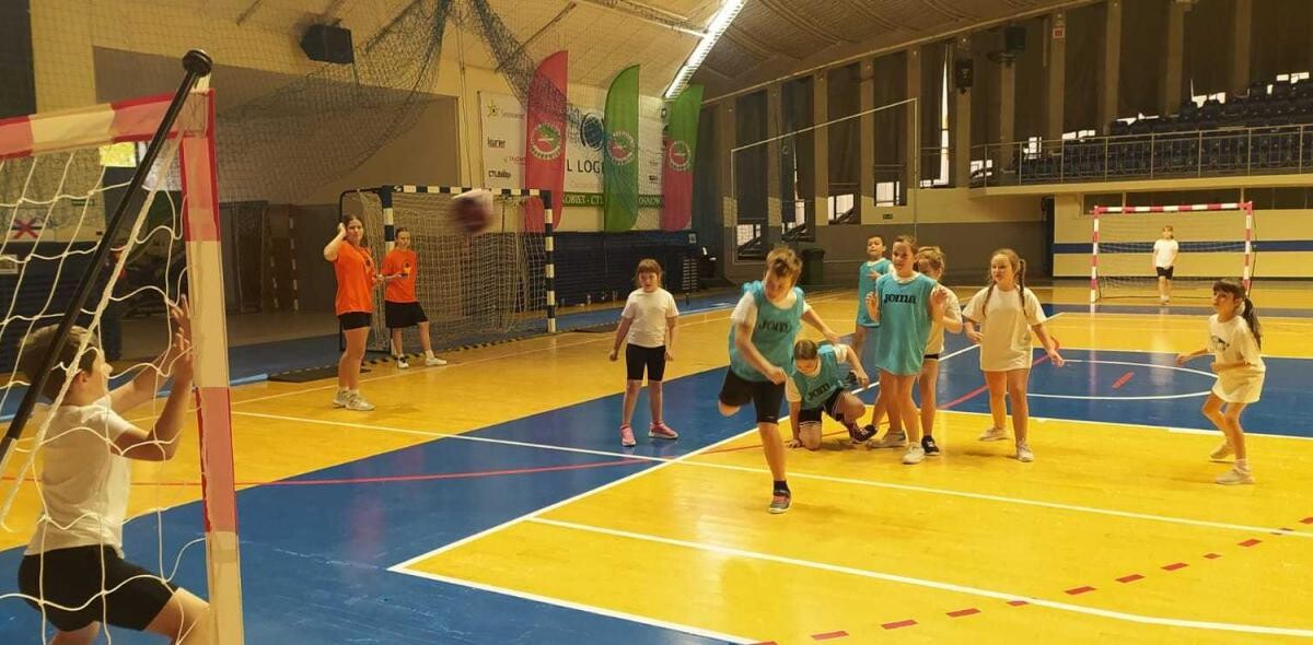 29 października dzieci z trzech rudzkich szkół wzięły udział w turnieju zorganizowanym w ramach programu "Gramy w Ręczną" / fot. Ł. Wodarski